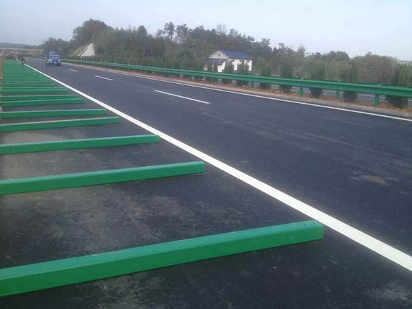 1563938070107179.jpg 公路防護欄.jpg